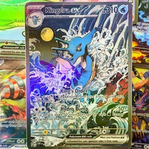 Puede incluir: Una tarjeta Pokémon Kingdra ex holográfica. La tarjeta presenta una ilustración azul y morada de Kingdra en un entorno acuático. El texto incluye "King's Order" y "Hydro Pump". La tarjeta tiene 310 HP.