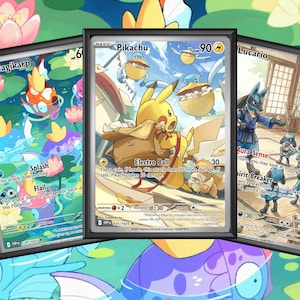Peut inclure: Trois cartes à collectionner Pokémon dans des pochettes de protection noires. La carte centrale montre Pikachu avec une sacoche brune, celle de gauche présente plusieurs Magicarpe dans un étang, et celle de droite illustre Lucario.
