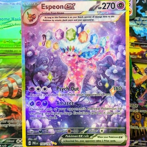 Könnte beinhalten: Holografische Espeon EX Pokémon-Karte. Die Karte zeigt ein rosa und lila Espeon mit Krone und bunten Edelsteinen. Der Text auf der Karte lautet "Espeon EX" und "Psych Out".