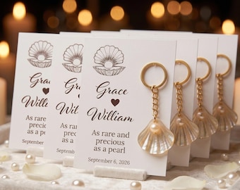Personalisierte Pearl Shell Keychain Hochzeit Gunsten | Benutzerdefinierte Name Datum Karte | Brautpartygeschenk, Verlobungs-Andenken, Luxus-Gastgeschenk