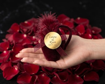 Personalisierte Samt Hochzeit Bevorzugung Tasche, benutzerdefinierte Name Goldmedaillon, Luxus Brautdusche Geschenk, Verlobung Andenken, Jubiläum Favor