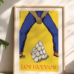 Puede incluir: Lámina enmarcada con fondo amarillo, pantalones azules y una pila de huevos. El texto naranja "LOS HUEVOS" es visible. La obra de arte tiene un estilo minimalista y gráfico.