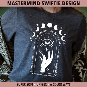 Ich bin ein Mastermind Swiftie Midnights Era Shirt Sterne und Planeten ausrichten Witchy Himmlisches Shirt Bild 1