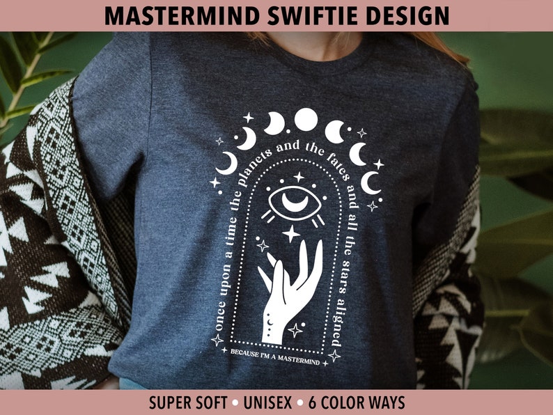 Ich bin ein Mastermind Swiftie Midnights Era Shirt Sterne und Planeten ausrichten Witchy Himmlisches Shirt Bild 1