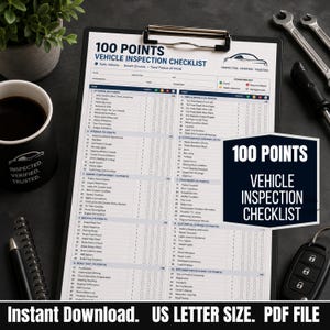 Könnte beinhalten: Ein weißes Klemmbrett mit einer 100-Punkte-Fahrzeuginspektions-Checkliste mit blauem und schwarzem Text, unterteilt in Abschnitte für Exterieur, Interieur, Motor, Bremsen, Straßentest, Reifen, Aufhängung, Unterboden, Elektrik und Dokumentation.