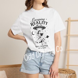 Realität zu entkommen ein Kapitel zu einem Zeitpunkt Buch Leser UFO T-shirt