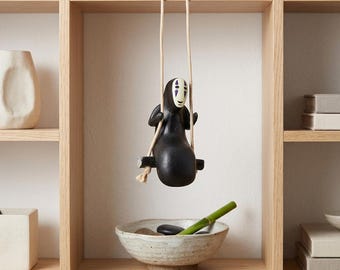 Adorno para coche colgante sin rostro: un encanto minimalista de anime japonés para automóviles.