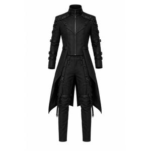 Puede incluir: Una chaqueta negra de manga larga con cuello alto y cremallera frontal, con múltiples correas y hebillas decorativas en las mangas y el pecho, combinada con pantalones negros a juego adornados con correas verticales y hebillas laterales.