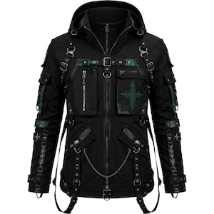 Puede incluir: Chaqueta negra con capucha con múltiples bolsillos, correas y detalles metálicos. Presenta detalles en verde en las mangas y bolsillos, junto con un diseño de cruz decorativa. La chaqueta tiene cierre de cremallera y una cadena.