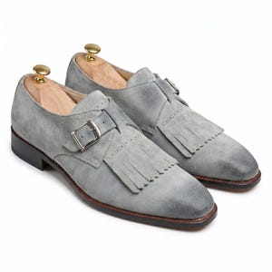 Handgefertigte Männer Grau Wildleder Monk Strap Schuhe mit Fransen und polierte Kappe