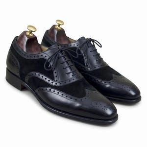 Scarpe eleganti da uomo Wingtier Oxford Spectator Brogue in pelle nera e camoscio, fatte a mano.