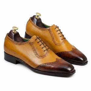 Scarpe eleganti da uomo modello Oxford wingtip in pelle bicolore marrone chiaro e beige, fatte a mano.