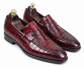 Mocasines de piel de cocodrilo burdeos hechos a mano para hombre.