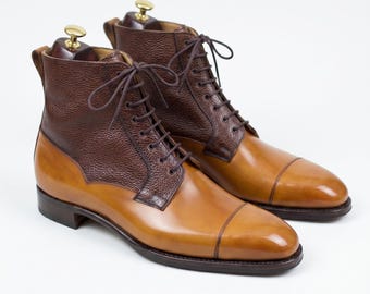 Stivali eleganti da uomo in pelle bicolore marrone chiaro, realizzati a mano, con punta rinforzata.