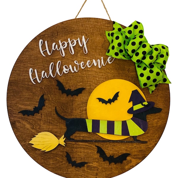 Feliz Halloweenie - Halloween- Dachshund - Perro Doxie - Letrero de puerta de madera / Corona