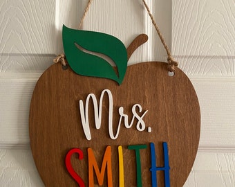 Teacher’s Room - Personalized - Wooden Apple - Door Sign / Wreath