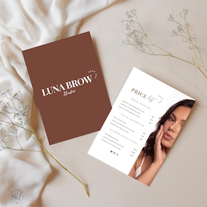 Peut inclure: Deux cartes rectangulaires pour Luna Brow Studio. Une carte est marron uni avec le texte blanc Luna Brow Studio. La seconde est blanche avec du texte noir listant des services comme l'épilation, la teinture et le microblading avec prix.