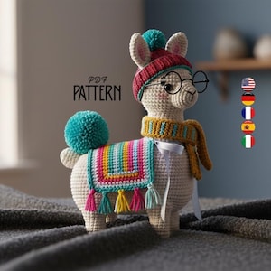 Puede incluir: Una llama de ganchillo con gorro rojo, gafas y bufanda. La llama tiene una manta colorida y un pompón turquesa en la espalda. El texto "PDF PATTERN" es visible.
