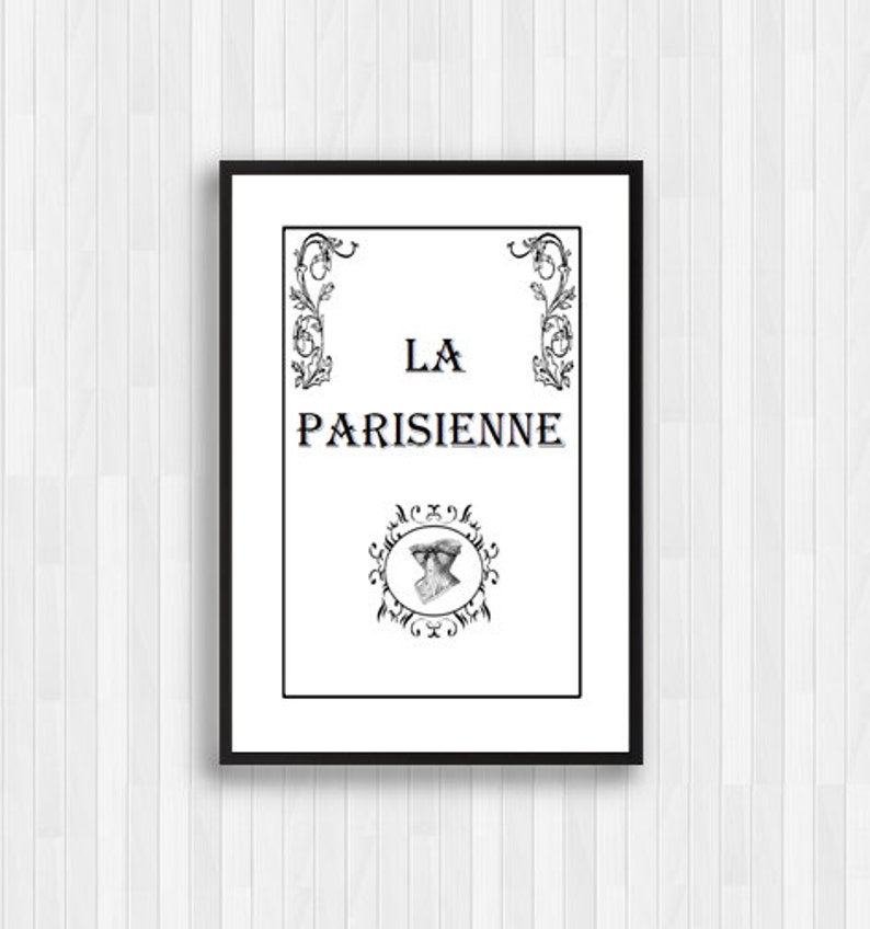 Pu&ograve; includere: Stampa in bianco e nero con il testo "LA PARISIENNE" e un design floreale decorativo. La stampa presenta il viso di una donna con un cappello.