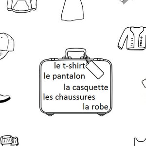 Może przedstawiać: Czarno-biały rysunek walizki z etykietą, na kt&oacute;rej napisano "le t-shirt, le pantalon, la casquette, les chaussures, la robe".  Wok&oacute;ł walizki znajdują się rysunki r&oacute;żnych ubrań, w tym koszulka, sukienka, kurtka, bluza z kapturem, czapka, buty i skarpetki.