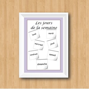 K&ouml;nnte beinhalten: Ein wei&szlig;er gerahmter Poster mit einem violetten Rahmen. Der Poster hat den Text "Les jours de la semaine" in Schwarz. Die Wochentage sind auf wei&szlig;en Haftnotizen geschrieben: lundi, mardi, mercredi, jeudi, vendredi, samedi, dimanche.