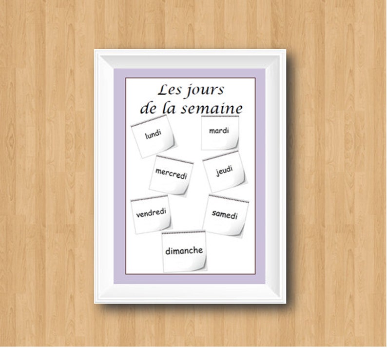 K&ouml;nnte beinhalten: Ein wei&szlig;er gerahmter Poster mit einem violetten Rahmen. Der Poster hat den Text "Les jours de la semaine" in Schwarz. Die Wochentage sind auf wei&szlig;en Haftnotizen geschrieben: lundi, mardi, mercredi, jeudi, vendredi, samedi, dimanche.
