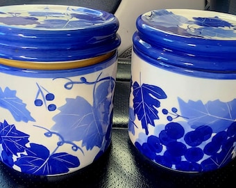 Juego de 2 botes de cerámica pintados a mano con diseño de uvas azules. 14 cm de alto x 12,5 cm de diámetro.
