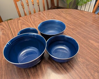 Juego de cuencos apilables de la línea de accesorios VINTAGE Fiesta, con acabado de metal esmaltado en azul cobalto.