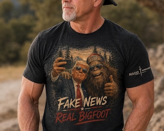 Fake News Echt Big Foot Shirt Lustiges Sasquatch T-Shirt Big Foot Selfie Tee Geschenk für Cryptid Fans