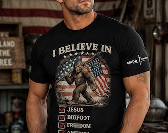 Ich glaube an Jesus Bigfoot Freiheit Amerika Shirt, Vaterländisches Bigfoot T-Shirt, Christlicher Vierter Juli Shirt, USA Flagge T-Shirt