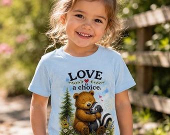 Camiseta "O Amor é uma Escolha" com Urso Abraçando Gambá, Camiseta Divertida sobre Bondade, Camiseta Fofa de Animal da Floresta, Presente de Compaixão, Camiseta para Amantes de Animais