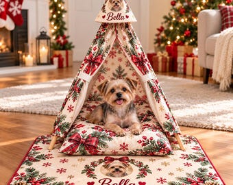Può includere: Una tenda tipi per animali domestici con tappetino abbinato, realizzata in tessuto color crema con un motivo natalizio rosso e verde di fiocchi, rami di pino e fiocchi di neve. La tenda e il tappetino sono personalizzati con il nome Bella.