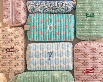 Nécessaire de maquiagem com estampa floral em bloco e alça, nécessaire de cosméticos com monograma bordado, nécessaire boho acolchoada, presente para madrinha [N]