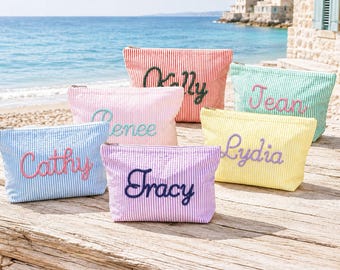 Lembrancinha para Chá de Panela: Nécessaire personalizada em tecido seersucker, Bolsa personalizada com nome em fio grosso [N]