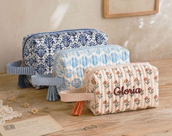 Nécessaire de maquiagem com estampa floral em bloco e alça, nécessaire de cosméticos com monograma bordado, nécessaire boho acolchoada, presente para madrinha [N]