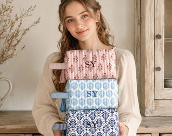 Nécessaire de maquiagem com estampa floral em bloco e alça, nécessaire de cosméticos com monograma bordado, nécessaire boho acolchoada, presente para madrinha [N]