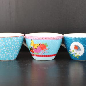 様々なヴィンテージの磁器製花柄スープボウル。