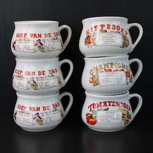 Diverse vintage soepkommen met soeprecepten op de voorkant.