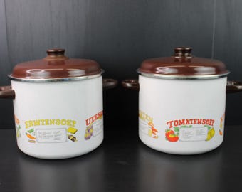 Vintage grote geëmailleerde soeppannen met soeprecepten.