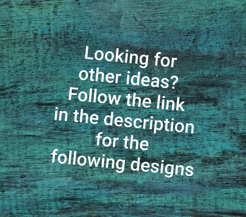 Pu&ograve; includere: Testo su uno sfondo di legno turchese che recita: "Cerchi altre idee? Segui il link nella descrizione per i seguenti progetti."