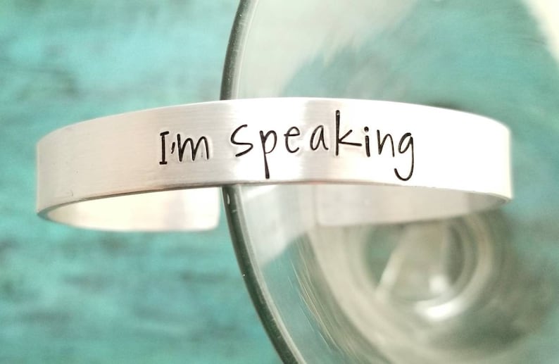 Pu&ograve; includere: Un braccialetto d'argento con le parole "I'm Speaking" incise.