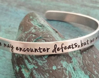 Possiamo andare incontro a sconfitte, ma noi non sarà sconfitto, citare, polsino, inspirational regalo per tempo approssimativo, bracciale personalizzato, divorzio, perdita