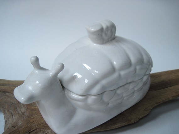 Vintage White  Ceramic Snail Box - image 4