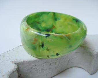 Vintage Chunky Green Swirled Acrylic Bangle