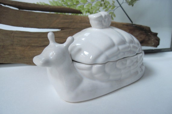 Vintage White  Ceramic Snail Box - image 3