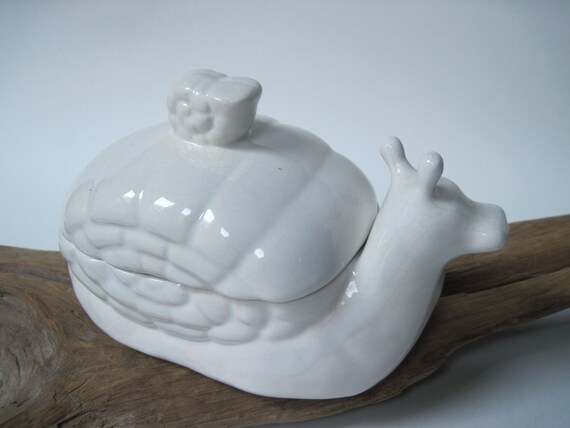 Vintage White  Ceramic Snail Box - image 6