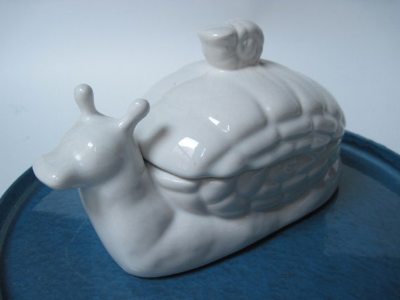 Vintage White  Ceramic Snail Box - image 5