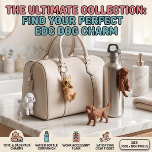 Pode incluir: Uma coleção de pingentes de cachorro incluindo um poodle branco, um buldogue francês bege e um labrador marrom. O texto diz: THE ULTIMATE COLLECTION: FIND YOUR PERFECT EDC DOG CHARM. Inclui acessórios para bolsas, garrafas, trabalho e fidget. Tamanho: 1000 x 1000 pixels.
