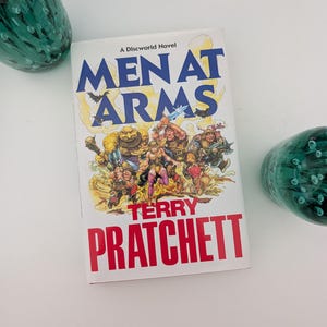 テリー・プラチェット：ディスクワールド；武装した男たち、ハードカバー、初版、初刷、切り抜きあり