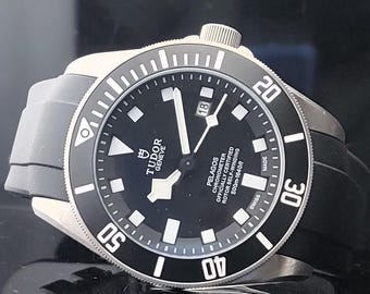 Reloj Tudor vintage analógico automático de acero inoxidable con esfera negra.